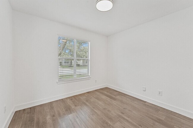 Building Photo - 11210 Log Cabin Ln