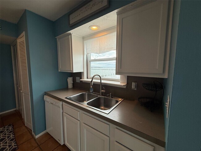 Building Photo - 500 Tiki Dr