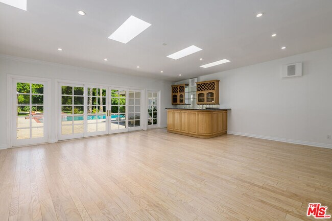 Building Photo - 8760 White Oak Ave