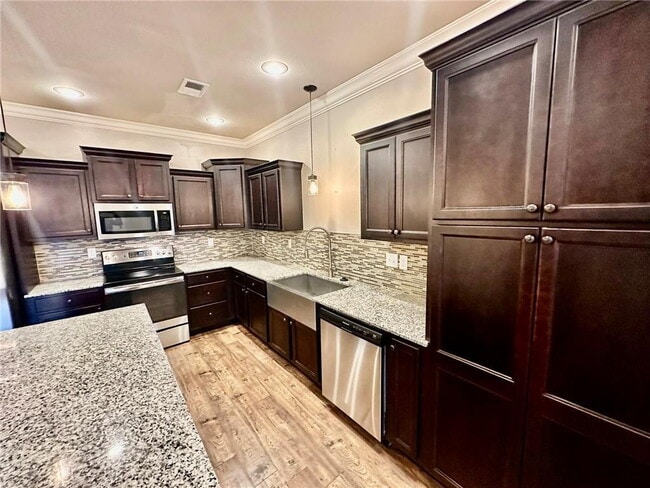 Building Photo - 186 Old Farmington Rd