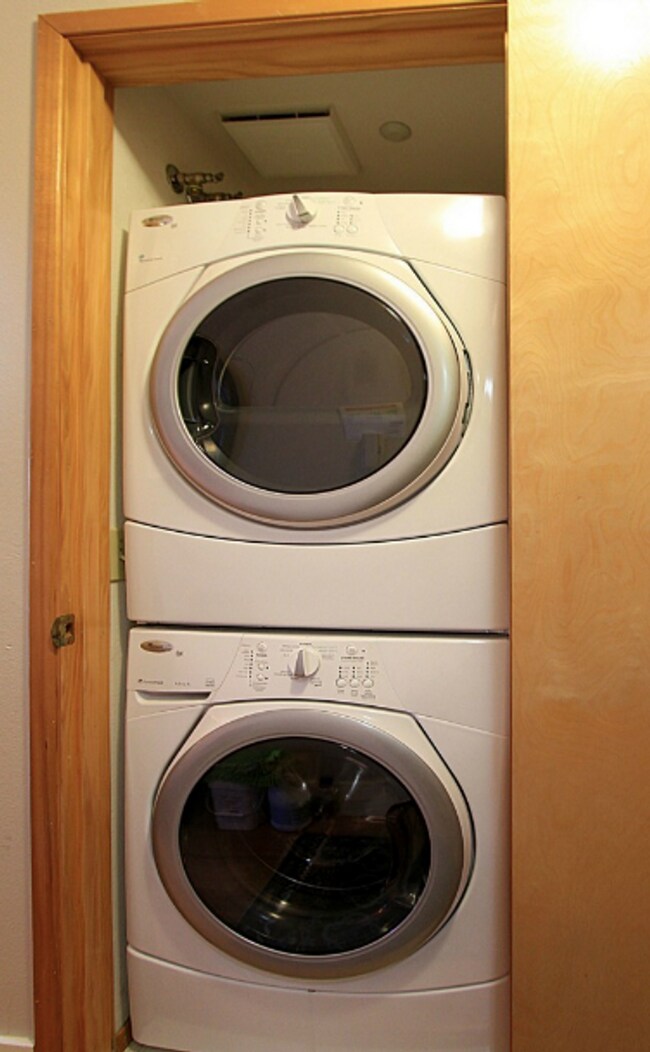 Building Photo - Recently Updated 1 Bed Condo in Ballard!