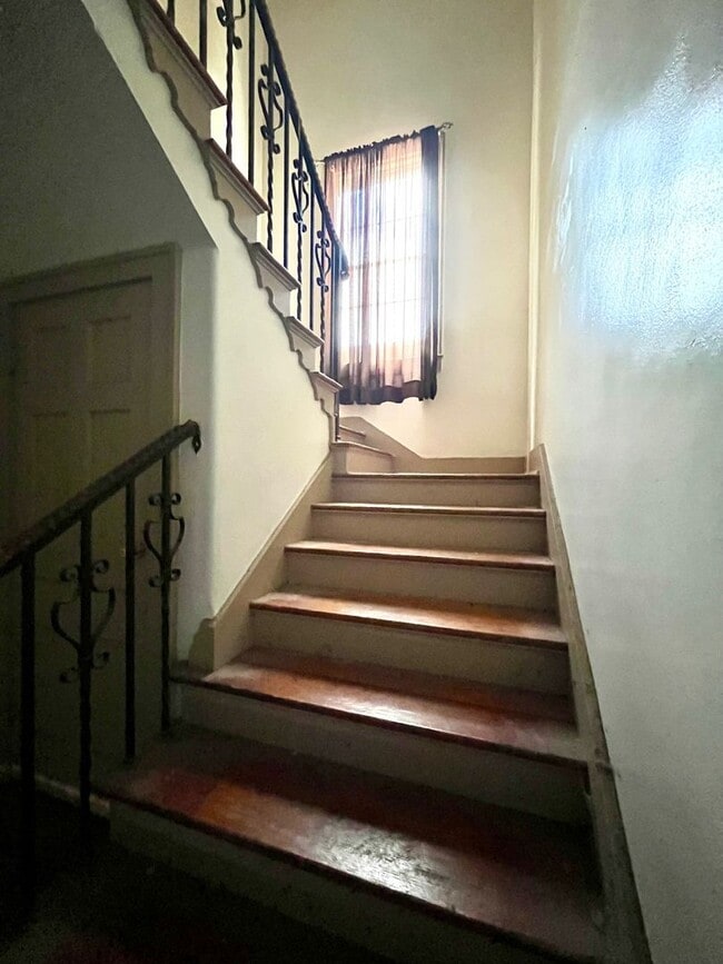 Building Photo - Move In Special! *LOCATION* Fabulous 1/1 with extra space ONE BLOCK off the St Mary's strip and c...