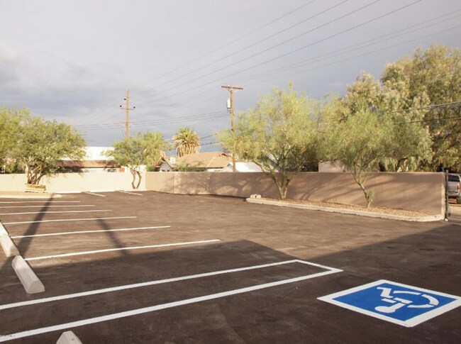 Building Photo - 928 E 6th St