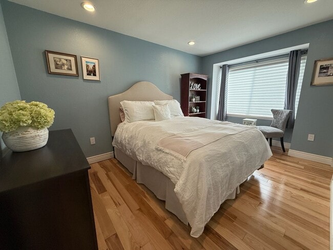 Building Photo - Beautiful 3 Bed 2.5 Bath Home in the Prune...