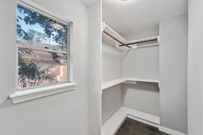 Building Photo - 1823 Saddlecreek Dr