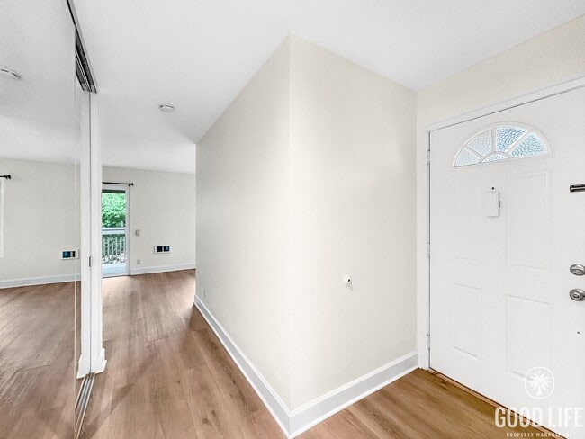 Building Photo - Beautiful 2BD/2BA Condo in La Jolla W/ Pri...