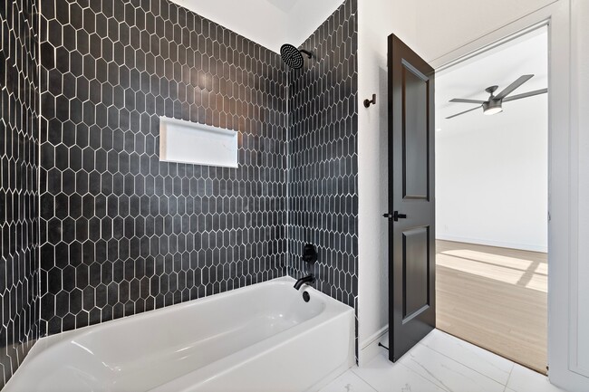 Building Photo - 1005 E 28th St