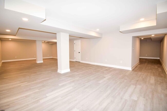 Building Photo - 438A Redwood Ave