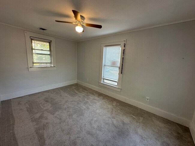 Building Photo - 18 E Salem St