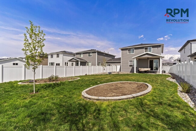Building Photo - "Charming West Haven Retreat: Spacious 3-B...