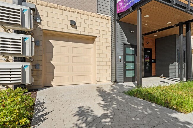 Building Photo - Beautiful 2-Bed/2.5 Bath Townhome in Downt...