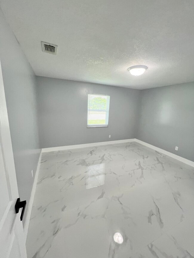 Building Photo - 2301 SE Lennard Rd