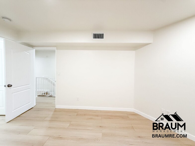 Building Photo - 7323 Winnetka Ave