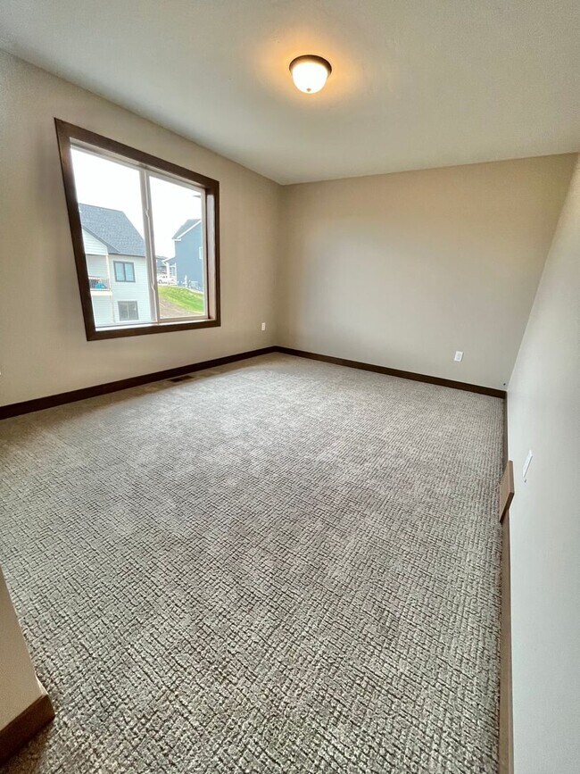 Building Photo - 5 Bed/2.5 Bath Twinhome For Rent!!