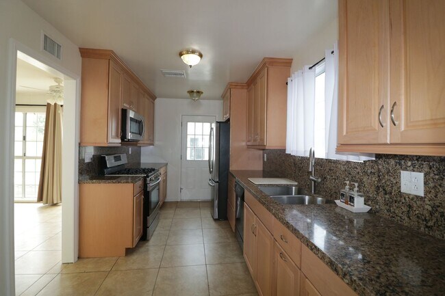 Building Photo - 4/Bedroom  Home for Lease in West Hills!