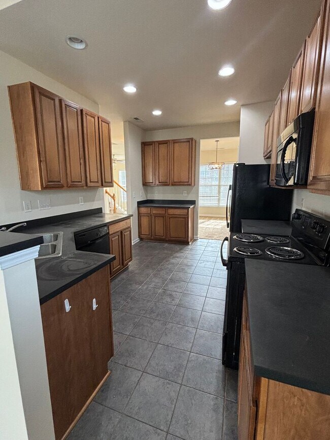 Building Photo - Spacious End Unit 3BR/2.5BA Townhouse