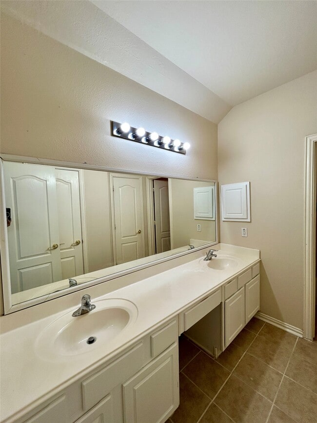 Building Photo - 2516 Brittany Lakes Dr