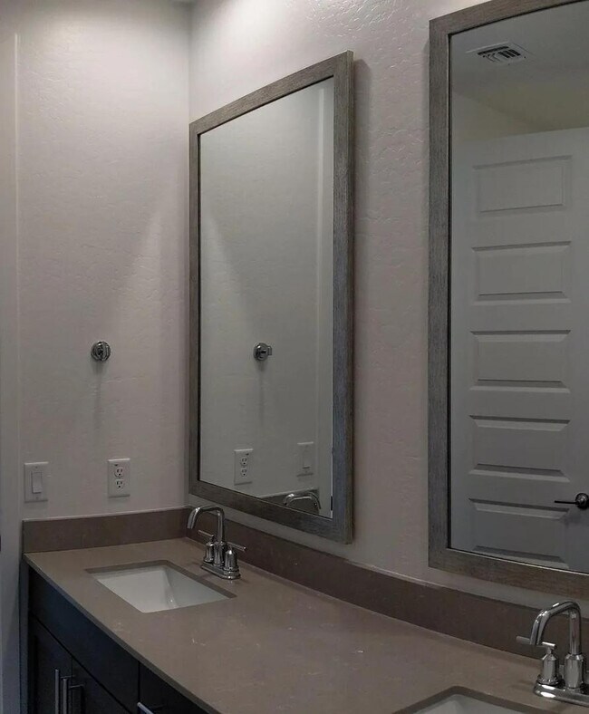 Building Photo - 2250 E Kelly Dr