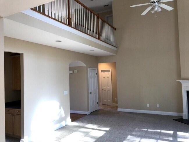 Building Photo - 527 Huntington Downs