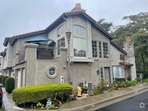 Building Photo - Beautiful 2 bedroom 2 bath town-home in Al...