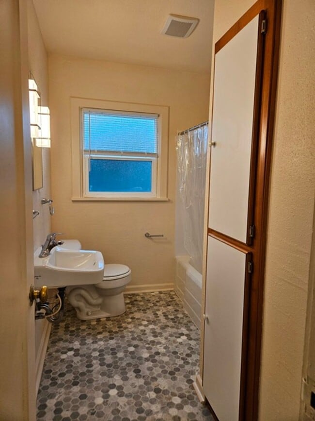 Building Photo - 2Bd/1Ba Single Story House - Available to View!