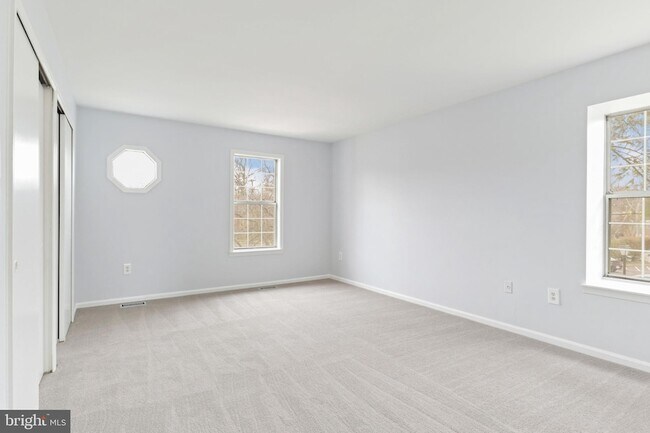 Building Photo - 2403 S Walter Reed Dr