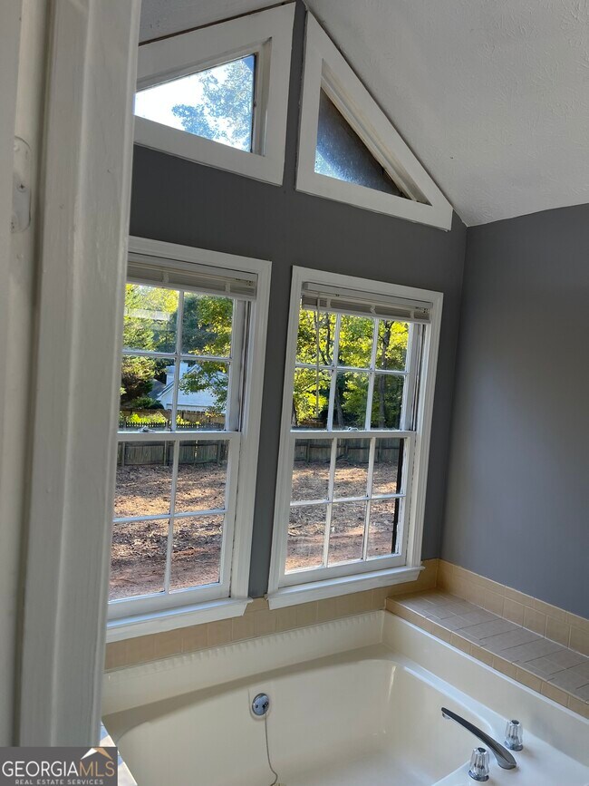 Building Photo - 505 Ironwood Ct SE