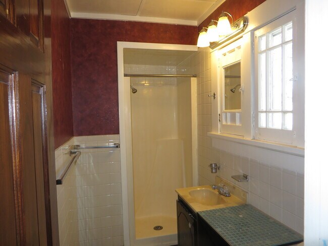 Building Photo - 826 Nuttman Ave