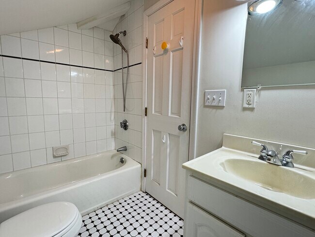 Building Photo - 6 Rockland Pl