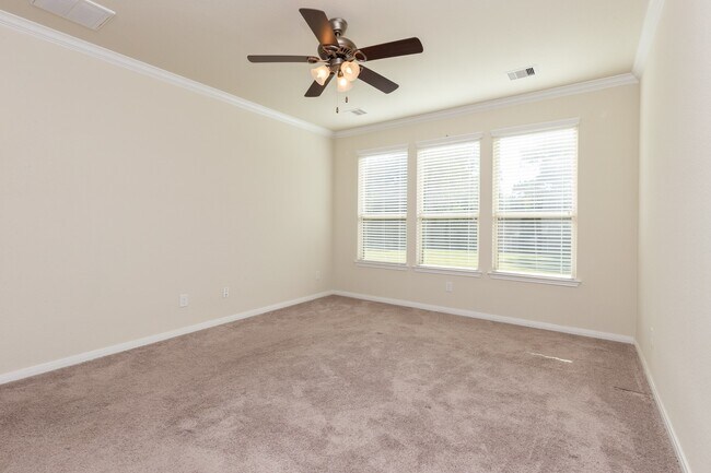 Building Photo - 10 Log House Ct