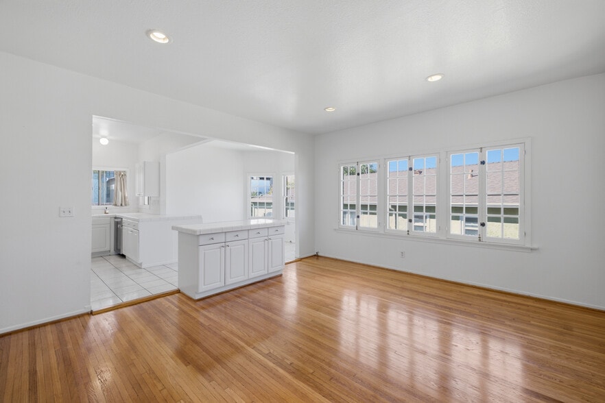 Building Photo - 1097 S Orange Dr
