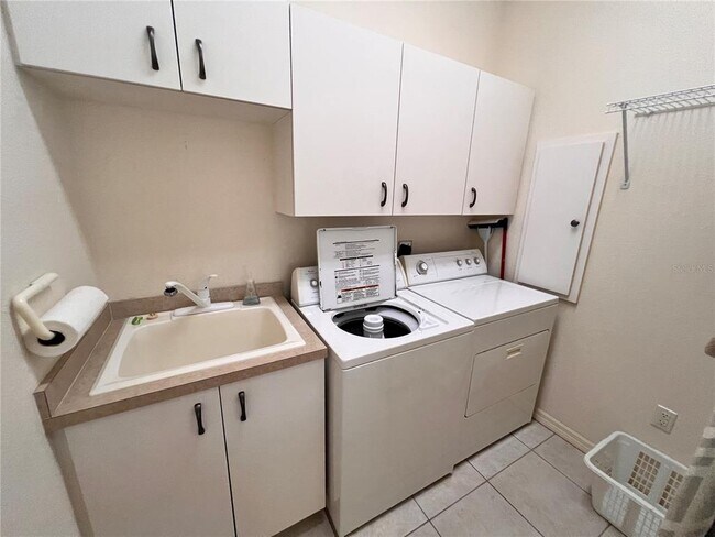 Building Photo - 5480 Sea Edge Dr