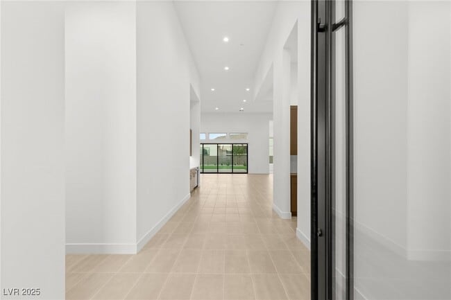 Building Photo - 10793 Vista Altura Ave