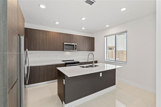 Building Photo - 535 SW 91st Pl