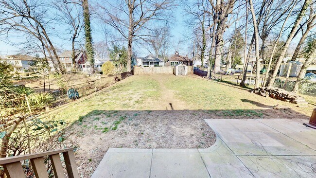 Building Photo - 2014 Roslyn Ave