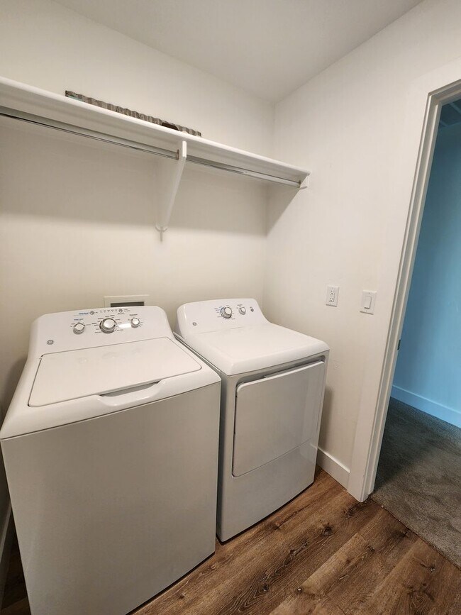 Building Photo - Beautiful Modern Townhome with Spacious La...