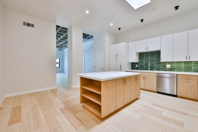 Building Photo - 3211 Fifth Ave