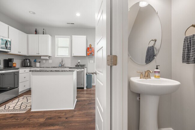 Building Photo - Modern 4 Bedroom Home in Quiet Clayton Nei...