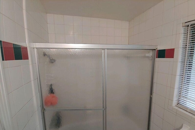 Large tub and shower. - 914 SW 8th Ln