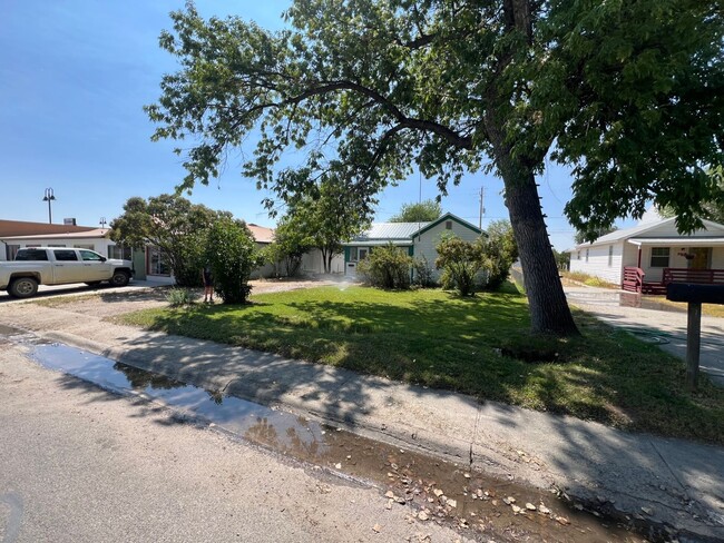 Building Photo - 2 Bed 1 Bath Newly Remodeled Home w/ Fence...