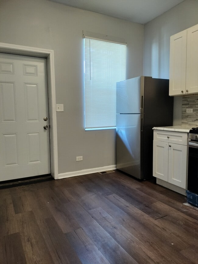 Building Photo - 5725 S Green St