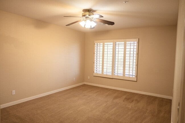 Building Photo - Stunning 5 bed/ 3.5 Bath in Pleasant Valley
