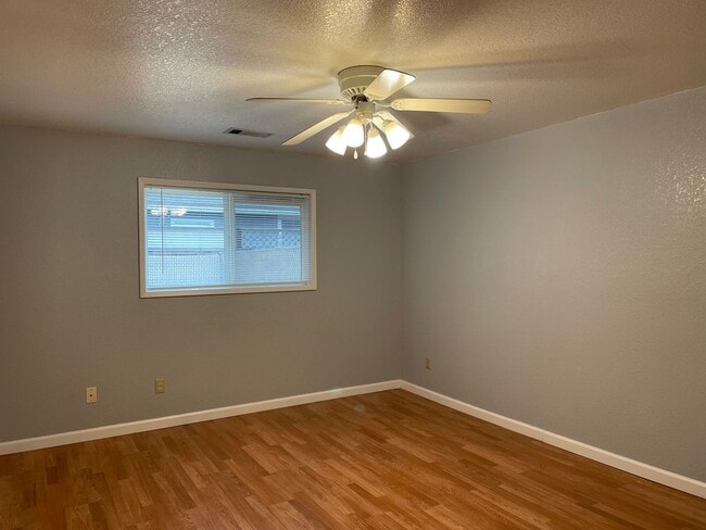 Building Photo - 1391 SW Kokanee Ln