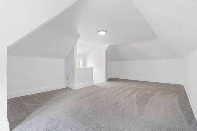 Building Photo - 4 Bed 1 Bath Single Family Home