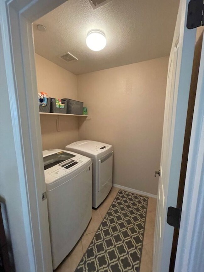 Building Photo - AVAILABLE NOW!  Beautiful 3BD/3BA North West HOME Resort-Style Living Across from Omni Tucson Nat...