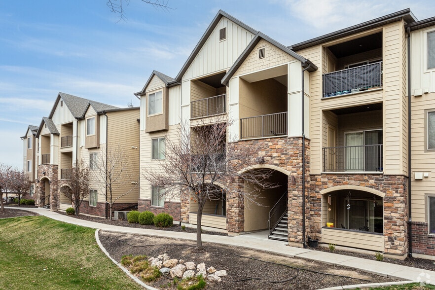 Building Photo - Seasons of Layton