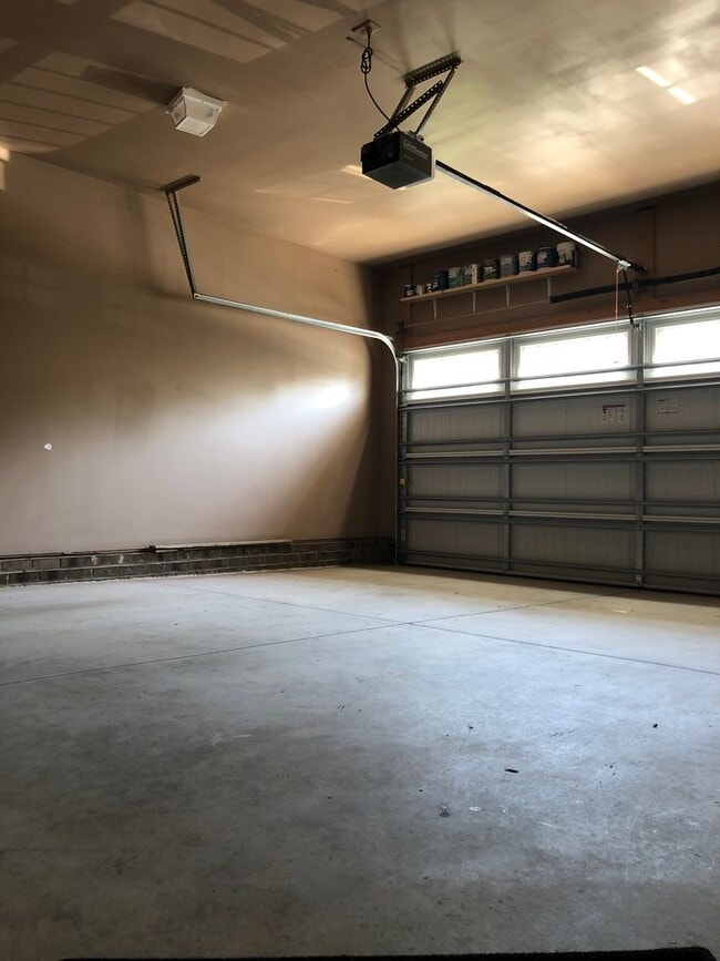 Building Photo - Stunning 3 bedroom, 2 1/2 bath 2 story home