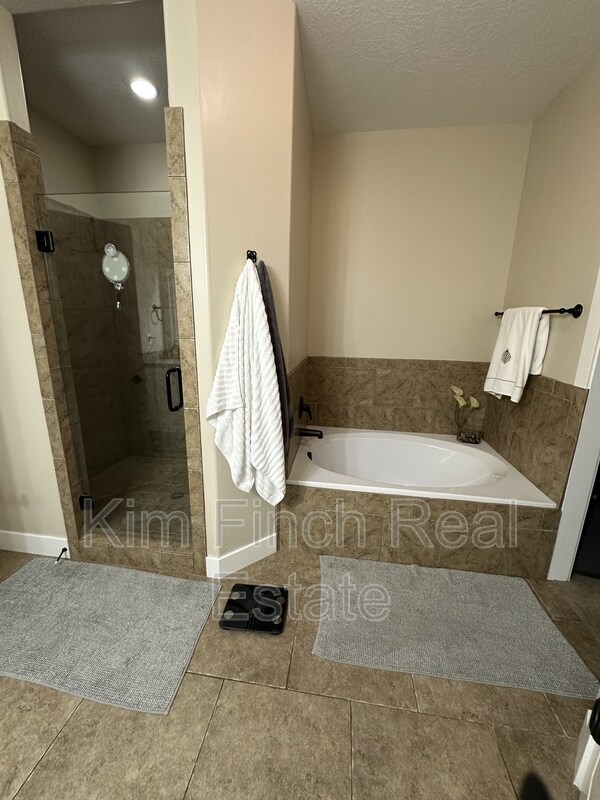Building Photo - 201 Red Pine Dr