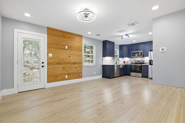 Building Photo - 1571 Lakeshore Dr