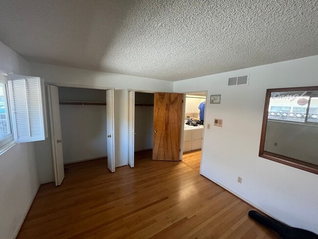Building Photo - 502 E Rose Ave